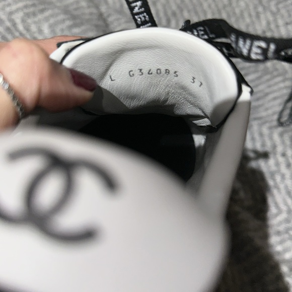 Gorgeous Chanel black&white leather trainers - Picture 7 of 8